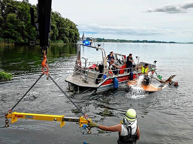 Bootshavarie in Radolfzell. Die Freiwillige Feuerwehr leistet Hilfe bei einem Unfall auf dem See.