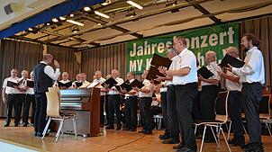 Der Männerchor Sängerkranz aus Glashütte-Kappel eröffnet das Gemeinschaftskonzert. Foto: Bernd Schwarz