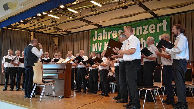 Der Männerchor Sängerkranz aus Glashütte-Kappel eröffnet das Gemeinschaftskonzert. Foto: Bernd Schwarz