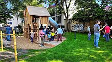 Beim Eröffnungsfest des Spielplatzes „Im Stadl“ geht es rund. Der neue Rutschenturm mitsamt dem Klettergerüst wird von den Kindern ...