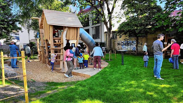 Beim Eröffnungsfest des Spielplatzes „Im Stadl“ geht es rund. Der neue Rutschenturm mitsamt dem Klettergerüst wird von den Kindern ...