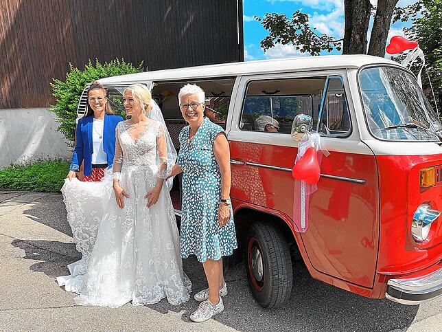 Bei Jeannette Nock (von links) im Terrassenpark wird die Braut mit einem von Elisabeth Wehrle organisierten Oldtimer abgeholt und zur ...