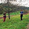 Vivien von Königslöw (Mitte) ist Botschafterin vom LEV Landkreis Lörrach. Sie lud am Montagabend dazu ein, die Natur in Minseln ...