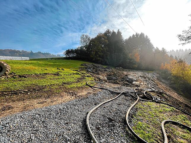 Der Hang oberhalb der L 194 zwischen Mahlspuren im Tal und Kalkofen wurde in den vergangenen Wochen stabilisiert.