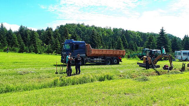 Im Juli 2020 rückte die Polizei mit schwerem Gerät an und durchsuchte einen kleinen Bachlauf des Buchenbachs auf einer Futterwiese in ...