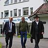 Krankenhaus-Geschäftsführer Michael Hanke, Paul Saum vom Aufsichtsrat des Stockacher Krankenhauses und Bürgermeister Rainer Stolz, der ...