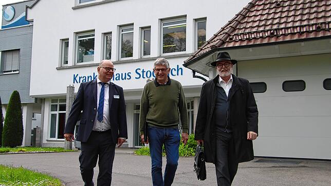 Krankenhaus-Geschäftsführer Michael Hanke, Paul Saum vom Aufsichtsrat des Stockacher Krankenhauses und Bürgermeister Rainer Stolz, der ...