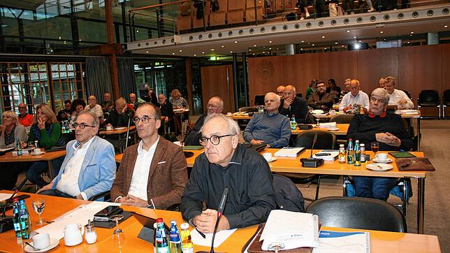 Nachdenkliche Gesichter bei den Kreisräten, hier die Fraktion der Freien Wähler am Montag im Kreistag, im Hintergrund die FDP-Fraktion.