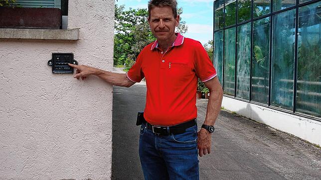 1,20 Meter hoch stand am 12. Mai 1999 das Hochwasser in der Stadtgärtnerei in der Schmittenau – Bernd Kramm zeigt auf die ...