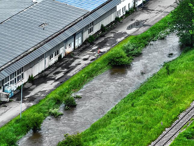 Es fehlen nur Zentimeter, bis das Wasser in die Lagerhallen eindringt.