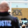Ein Justizbeamter steht im Gerichtssaal in Stuttgart-Stammheim beim Beginn eines Prozesses um Reichsbürger, die mutmaßlich einen Umsturz ...