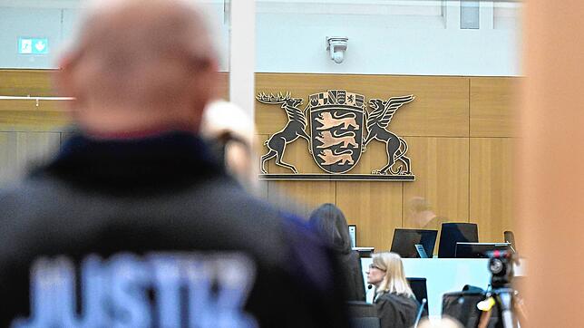 Ein Justizbeamter steht im Gerichtssaal in Stuttgart-Stammheim beim Beginn eines Prozesses um Reichsbürger, die mutmaßlich einen Umsturz ...