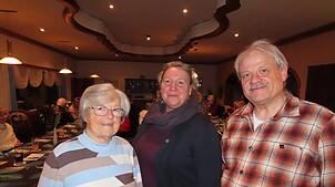 Die Vorsitzende Manuela Ramsteiner (Mitte) ehrt Monika Schuberth (links) und Clemenz Thoma. Foto: Gerd Leutenecker