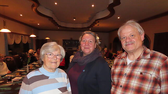 Die Vorsitzende Manuela Ramsteiner (Mitte) ehrt Monika Schuberth (links) und Clemenz Thoma. Foto: Gerd Leutenecker