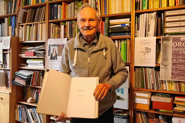 Ihm liegt nicht nur das wissenschaftliche Schreiben. Das Archivbild zeigt Werner Fischer mit einer dicken Kladde, vollgeschrieben mit ...