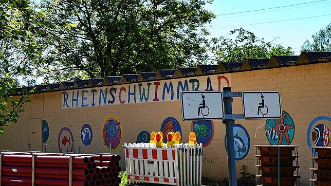 Das Freibad in Schwörstadt von außen: Massive Bauarbeiten für das neue Wohngebiet am Rhein könnte womöglich das Parken für die Badegäste ...