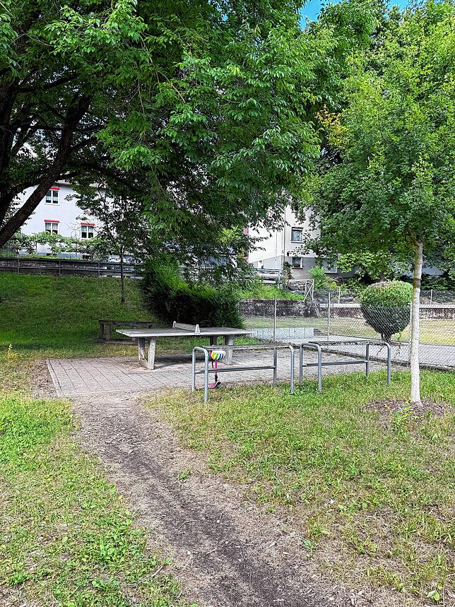 Auf dem Spielplatz gibt es auch eine Tischtennisplatte.