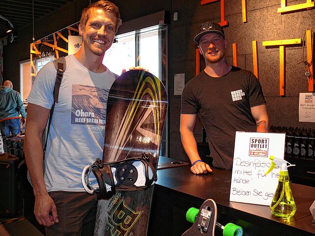 Besitzer eines neuen Snowboards und Skateboards sowie von Badminton-Schägern: Andi Walter (links) und Verkäufer Fabio Blobel.