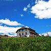 Das einzige Haus auf dem Belchen ist das Belchenhaus. Dort kann man nur vespern. Die Zimmer sind seit Jahrzehnten gesperrt.