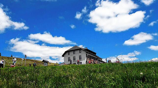 Das einzige Haus auf dem Belchen ist das Belchenhaus. Dort kann man nur vespern. Die Zimmer sind seit Jahrzehnten gesperrt.