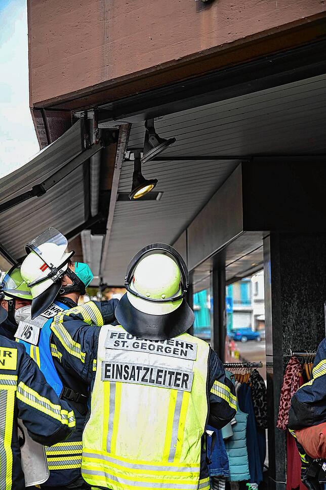 Bild 1: Transformator durchgeschmort: Feuerwehreinsatz bei Modeboutiqe nahe des Bärenplatzes