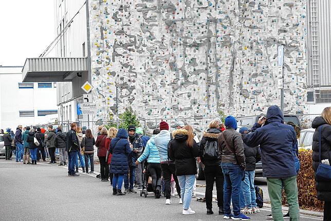 Das lange Warten auf die Impfung vor dem Milchwerk.