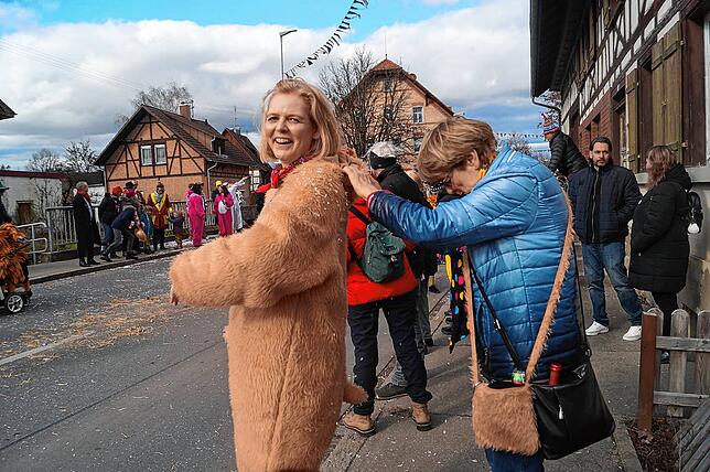 Über den Schabernack der Narren wird kräftig gelacht.