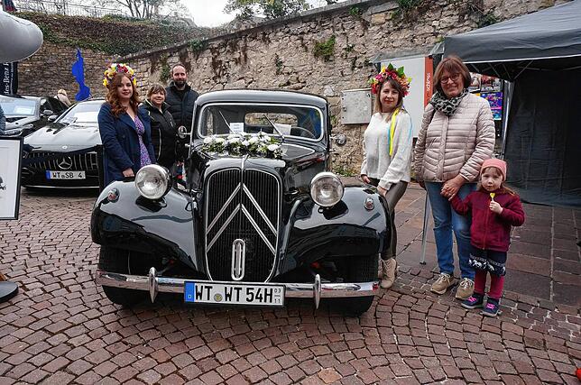 Nostalgische Noblesse: „Tiengen ganz festlich“ – was passt besser zu diesem Motto als das stilvolle Hochzeitauto Wt, ...