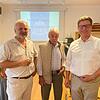 Der Mittelalterexperte Bertram Jenisch vom Landesamt für Denkmalpflege in Freiburg (links) hat den Finder der Bürgli-Glocke, Herbert ...