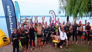Kurz nach fünf Uhr morgens: Die Starter über die Q10-Distanz von Meersburg nach Konstanz und zurück stellen sich zum Gruppenbild auf. ...