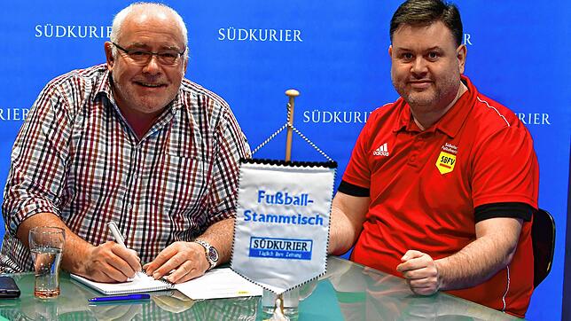 Redaktionsbesuch beim SÜDKURIER: Sportredakteur Matthias Scheibengruber (links) hat sich mit David Silfang aus Karsau-Beuggen ...