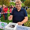 Fotograf Achim Mende packt eine Höri-Bülle in eine Styroporbox, die an einem Helliumballon vom Landesgartenschau-Gelände aus in die Höhe ...