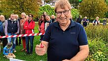 Fotograf Achim Mende packt eine Höri-Bülle in eine Styroporbox, die an einem Helliumballon vom Landesgartenschau-Gelände aus in die Höhe ...