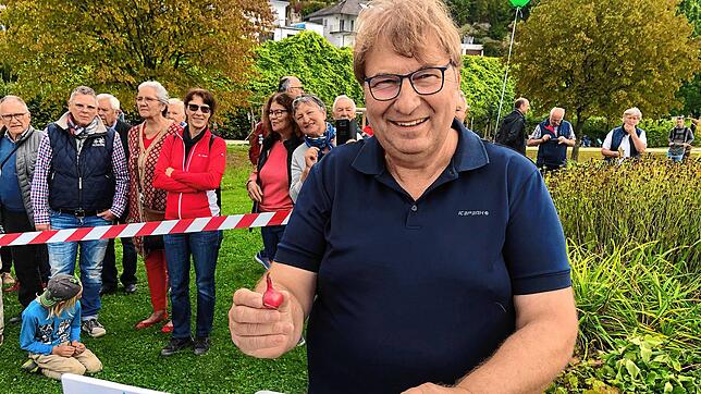 Fotograf Achim Mende packt eine Höri-Bülle in eine Styroporbox, die an einem Helliumballon vom Landesgartenschau-Gelände aus in die Höhe ...