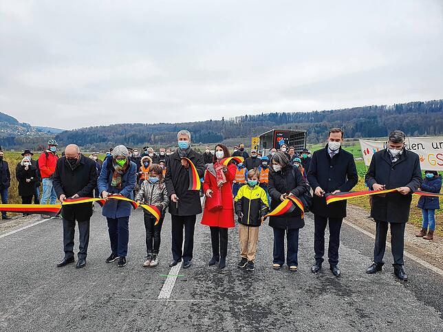Die Ortsumfahrung Oberlauchringen ist eröffnet: Am Mittwochnachmittag fuhren die ersten Fahrzeuge über die 2,1 Kilometer lange Trasse, ...