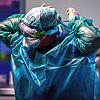 Volle Schutzkleidung: So arbeiten Pfleger auf den Intensivstationen der Krankenhäuser im Umgang mit Covid-Patienten bis heute. Bild: dpa