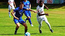 In der ersten Hauptrunde des SBFV-Pokals kassierte der FC Radolfzell (blaue Trikots) eine deutliche 0:6-Niederlage gegen das ...