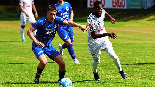 In der ersten Hauptrunde des SBFV-Pokals kassierte der FC Radolfzell (blaue Trikots) eine deutliche 0:6-Niederlage gegen das ...