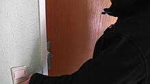 Die Polizei warnt vor einem Betrüger, der sich als Handwerker ausgibt (Symbolbild).