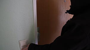 Zwei Trickbetrüger haben einen Senior in Singen ausgeraubt. (Symbolbild)