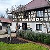 AfD-Mitglieder, unter Ihnen der Landtagsabgeordnete Bernhard Eisenhut, betreten am Sonntag, 23. Februar, das Restaurant Kargegg. Wie ...
