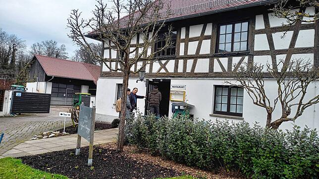 AfD-Mitglieder, unter Ihnen der Landtagsabgeordnete Bernhard Eisenhut, betreten am Sonntag, 23. Februar, das Restaurant Kargegg. Wie ...