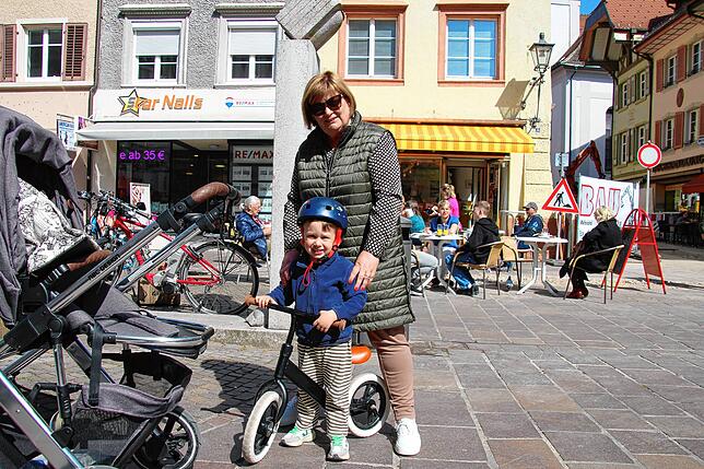 Rentnerin Christel Böhme ist mit ihrem Enkel Paul in Waldshut unterwegs.