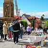 Der Straßenmarkt sowie der Flohmarkt – hier die Treppe beim Kriegerdenkmal – erfreuen sich stets großer Beliebtheit beim Schweizer ...