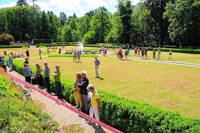 Auch im Kurgarten versammelten sich zahlreiche Besucher, um das erste Kurgartenkonzert mitzuerleben.Bild: Roland Dürrhammer