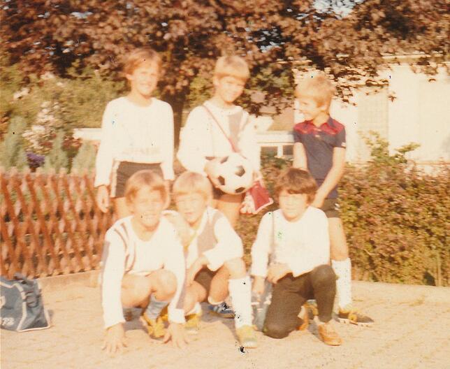 Wie alles begann: Der sechsjährige Frank Thomae (rechts, hinten) mit seinen Fußballkameraden vor dem Training.