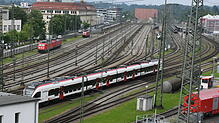 Das Stellwerk Ost des Singener Bahnhofs. Es ist eines von zwei Singener Stellwerken, mit denen der Verkehr im Bahnhof und darum herum ...
