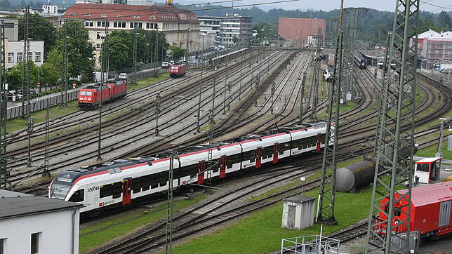 Das Stellwerk Ost des Singener Bahnhofs. Es ist eines von zwei Singener Stellwerken, mit denen der Verkehr im Bahnhof und darum herum ...