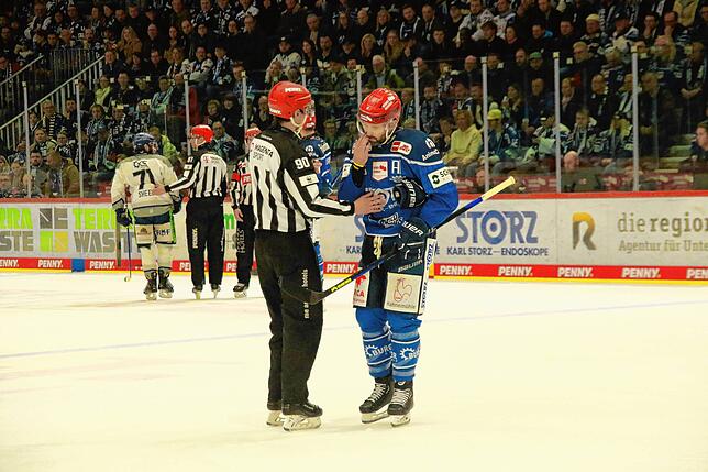 Bild 4: Fans, fliegende Fäuste und Feiern &ndash; Bilder vom 5:1 der Wild Wings gegen Straubing