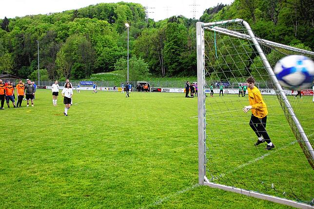 Viel Spaß hatten die 48 Gruppen beim Elfmeter-Schießen am ersten Festtag des Fußball-Jubiläumsfestes in Weizen.